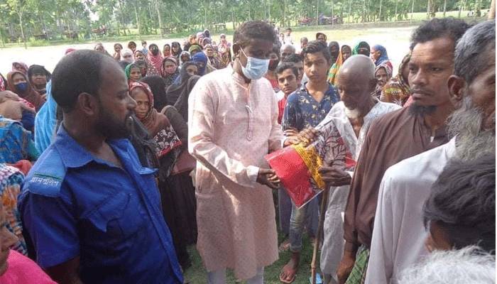 সালথায় অসহায় মানুষের মাঝে বস্ত্র বিতরণ