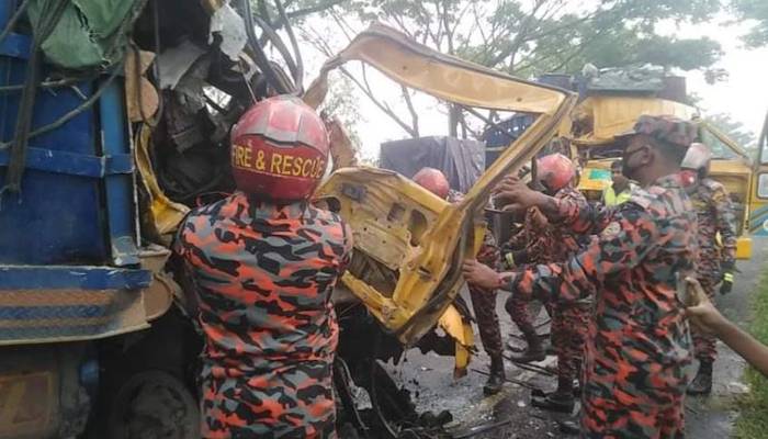 সিরাজগঞ্জে দুই ট্রাকের মুখোমুখি সংঘর্ষে হেলপার নিহত