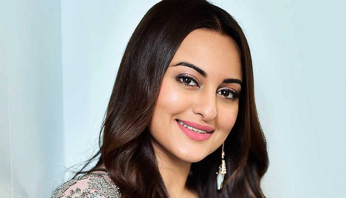 আগে বন্ধুদের জড়িয়ে কান্নাকাটি পরে মালদ্বীপ