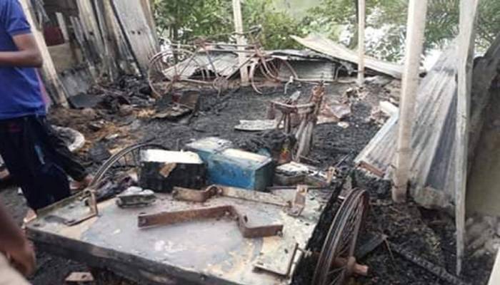 চাঁদরাতে অগ্নিকাণ্ডে নিঃস্ব অটোরিকশাচালক