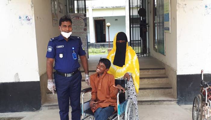 ঈদ উপহার হিসেবে হুইল চেয়ার পেলেন প্রতিবন্ধী শরিফ