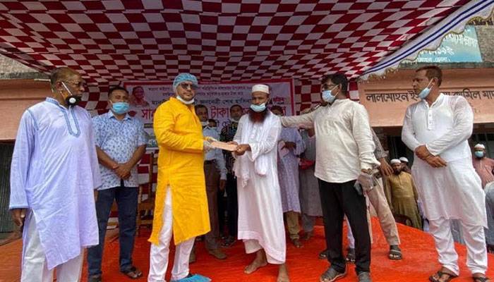 ১৪০০ ইমাম-মুয়াজ্জিনের মাঝে অনুদানের অর্থ বিতরণ করলেন এমপি শাওন