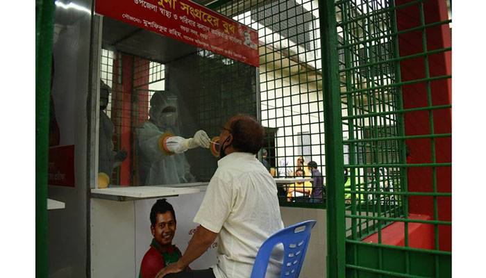 বগুড়ায় ক্রিকেটার মুশফিক দিলেন ৪টি নমুনা সংগ্রহ বুথ