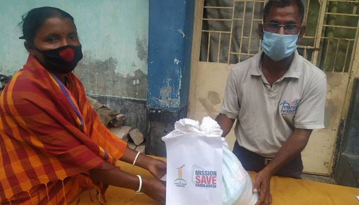 পাহাড়পুরের ৮০ তাঁতশিল্পী ১০ দিনের খাবার পেলেন