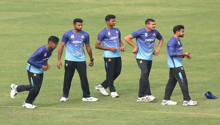 পেসারদের পুরনো বলে দক্ষ হতে বললেন গিবসন