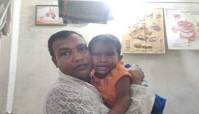 ঘটনাস্থলেই বাবা-মার মৃত্যু, ‘অলৌকিকভাবে’ বেঁচে রইল শিশুটি