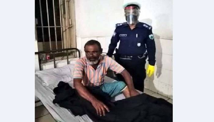 করোনা সন্দেহে বৃদ্ধকে বাড়ি থেকে তাড়িয়ে দিলেন স্ত্রী, পাশে দাঁড়ালো পুলিশ