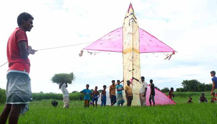 ২২ ফুট লম্বা রকেট ঘুড়ি উড়িয়ে সাড়া ফেললেন আনিছুর