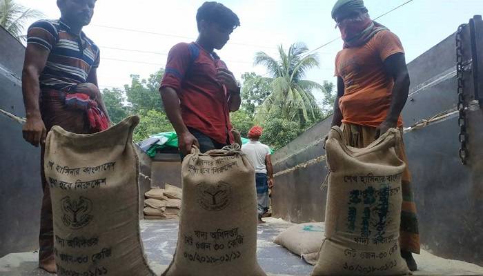 কাবিখার ১২৬৬ বস্তা চালসহ চুয়াডাঙ্গার দু’টি গুদাম সিলগালা