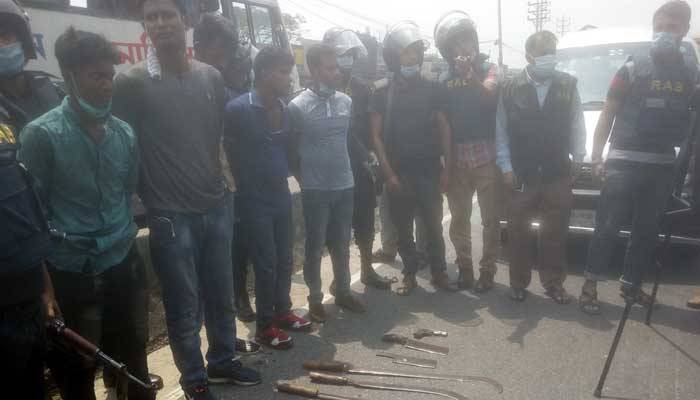 নারায়ণগঞ্জে দিনে দুপুরে ছিনতাইয়ের প্রস্তুতিকালে অস্ত্রসহ গ্রেপ্তার ৫