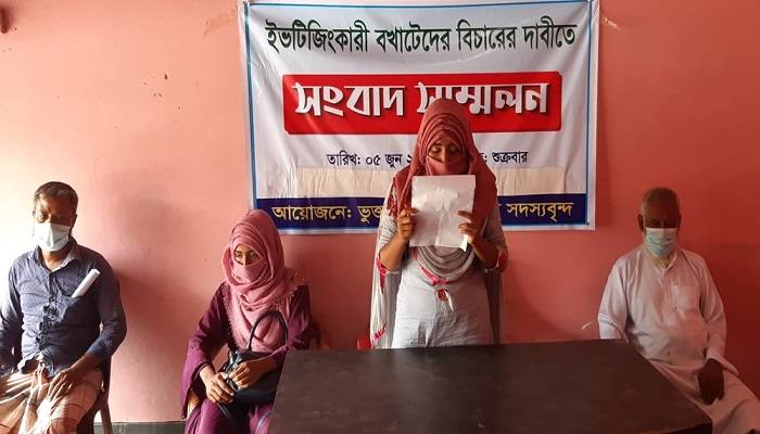 বখাটেদের বিচারের দাবিতে ২ বোনের সংবাদ সম্মেলন