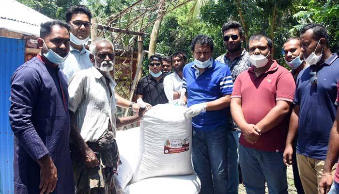 নিজের জমির সব ধান দুঃস্থদের দিয়ে দিলেন যুবলীগ নেতা
