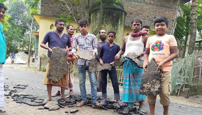 হাত দিয়ে টান দিলেই উঠে যাচ্ছে নতুন সড়কের কার্পেটিং
