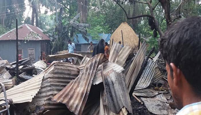 উল্লাপাড়ায় অগ্নিকাণ্ডে ৫ বাড়ি পুড়ে ছাই