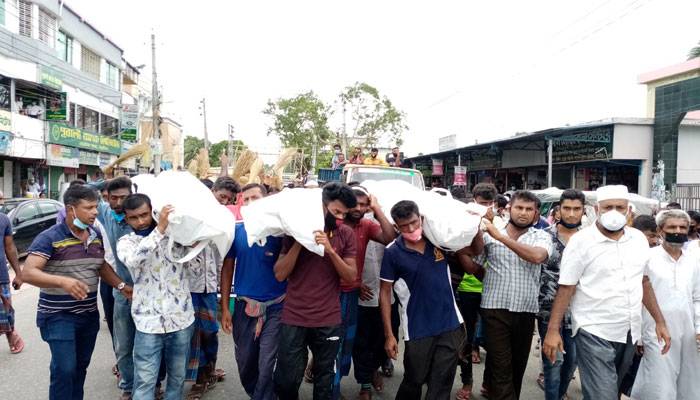 নড়াইলে ৩ জনের মরদেহ কাঁধে নিয়ে ঝাড়ু মিছিল