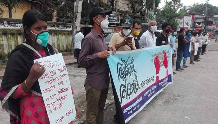 ডিজিটাল আইন বাতিলের দাবিতে বগুড়ায় মানববন্ধন