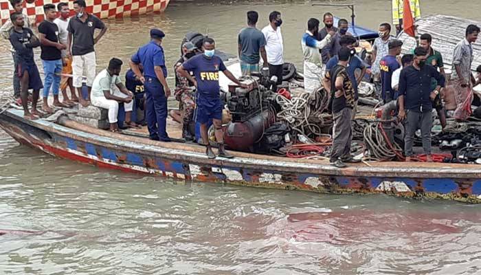বুড়িগঙ্গায় চলছে দ্বিতীয় দিনের উদ্ধার অভিযান, স্বজনদের ভিড়