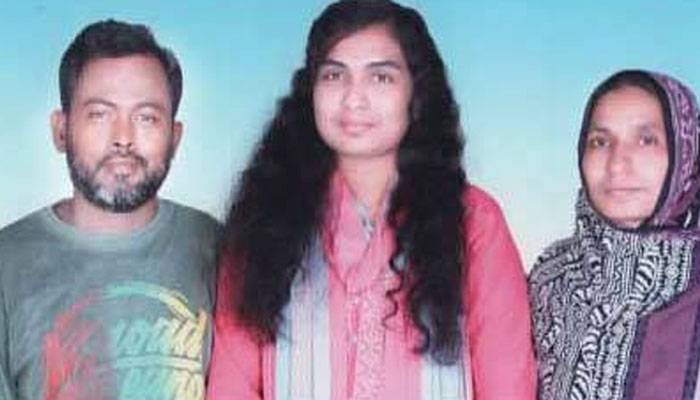 বগুড়ায় ফুটপাতে ফল বিক্রেতার মেয়ে পেল জিপিএ ৫