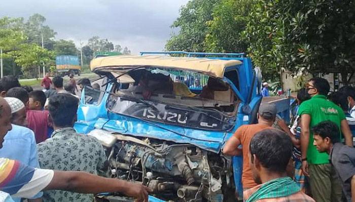 দুই পিকআপের সংঘর্ষের পর একটিকে ধাক্কা ট্রাকের, নিহত ২