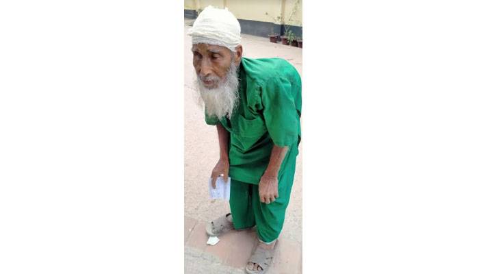 জমি লিখে না দেয়ায় প্রতিবন্ধী বৃদ্ধ বাবা-মাকে পেটাল ছেলে!