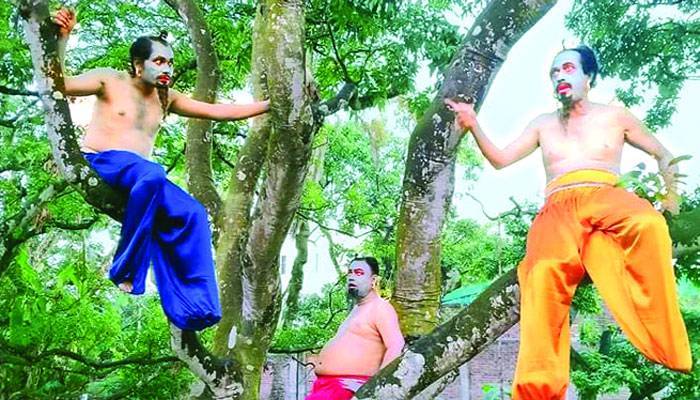নাটকে লোক ঠকানো দৈত্যের গল্প