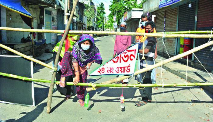নানা অজুহাতে বের হচ্ছে মানুষ