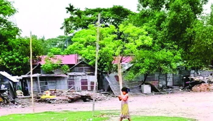 রেলের জমিতে রাতারাতি ঘরবাড়ি
