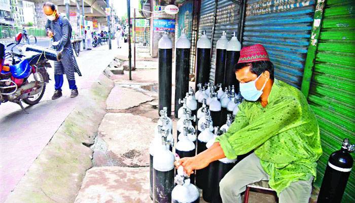 অক্সিজেন সিলিন্ডারের দাম বেড়েছে তিন গুণ