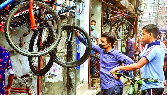 ভরসা দিচ্ছে দুই চাকার যান