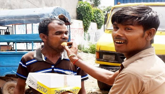 গাজীপুরে ‘শীর্ষ সন্ত্রাসী’ গ্রেপ্তারের খবরে মিষ্টি বিতরণ