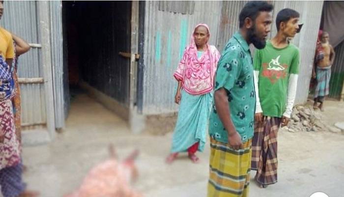 মাকে মারতে মারতে বাড়ি থেকে বের করে দিলেন যুবক!
