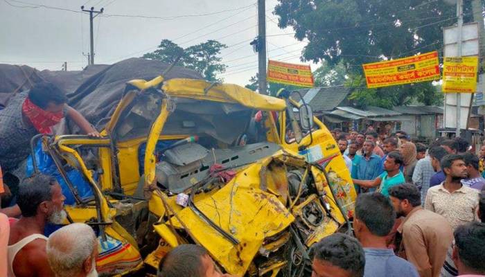 গৌরীপুরে দুই ট্রাকের সংঘর্ষে চালক নিহত