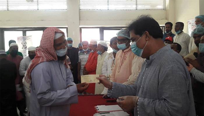 শ্রীপুরে প্রধানমন্ত্রীর পাঠানো টাকা হাতে পেয়ে আপ্লুত ইমাম-মোয়াজ্জিনরা