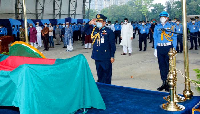 বিমান বাহিনীর অবসরপ্রাপ্ত কর্মকর্তার জানাজা শেষে শাহীন কবরস্থানে দাফন