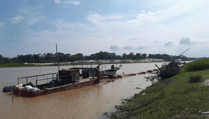 ঈশ্বরগঞ্জে ব্র‏হ্মপুত্র নদে ড্রেজার বসিয়ে বালু উত্তোলন