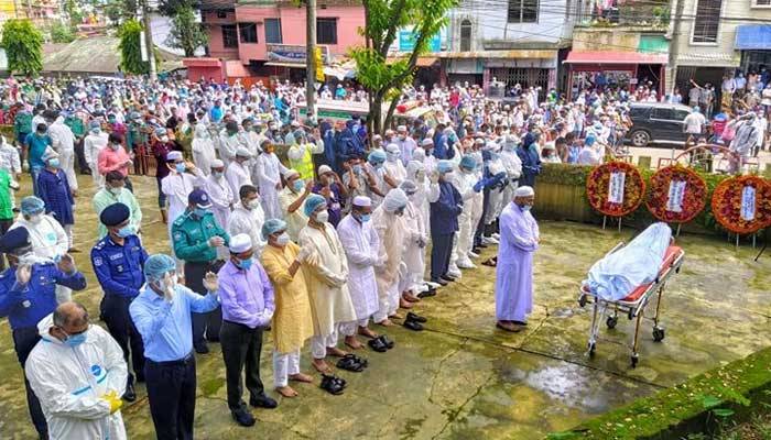 বাবা-মায়ের পাশে চিরনিদ্রায় শায়িত কামরান