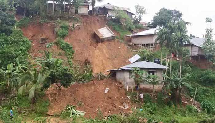ভারী বর্ষণে পাহাড়ি এলাকায় ভূমিধসের শঙ্কা