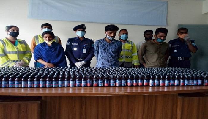 খাটের নিচে হাজার বোতল ফেনসিডিল, স্বামী-স্ত্রীসহ আটক ৩