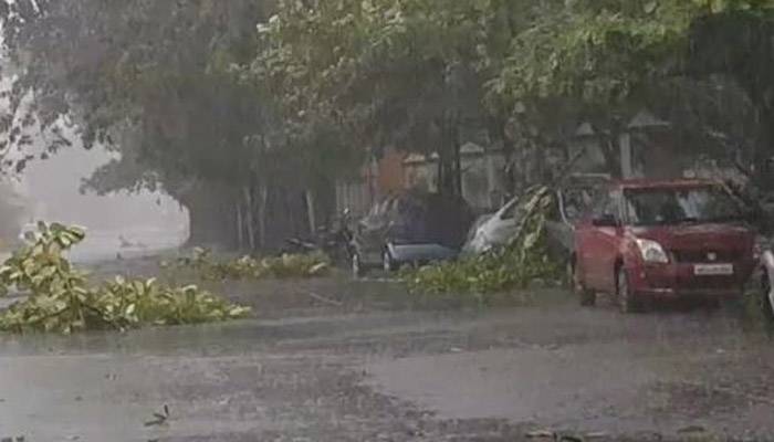 মহারাষ্ট্র উপকূলে আঘাত হেনেছে ঘূর্ণিঝড় ‘নিসর্গ’