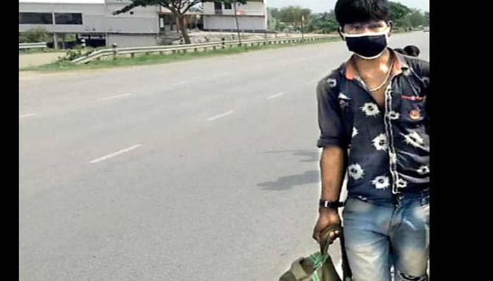 হেঁটে ২ হাজার কিলোমিটার পাড়ি, বাড়ি ফিরে সাপের কামড়ে মৃত্যু