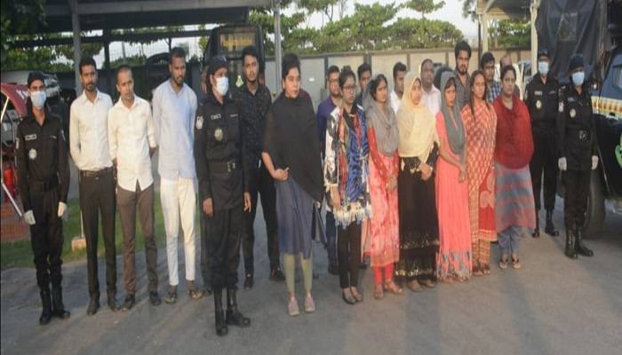 প্রতারণার অভিযোগে ৭ তরুণীসহ ২০ জন গ্রেফতার