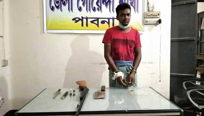 অটোরিকশা চালকের অস্ত্রের কারবার!