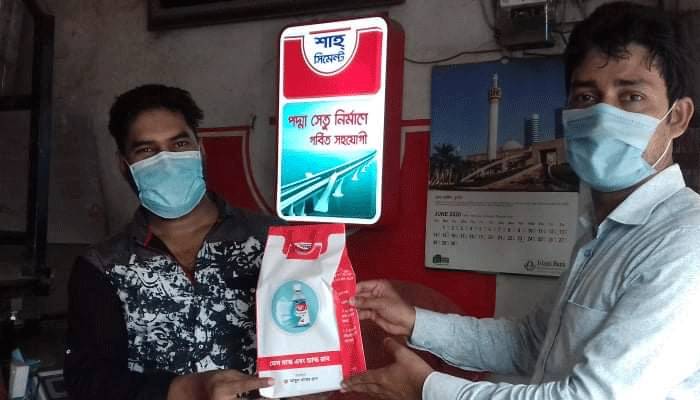বিক্রেতাদের মাস্ক, হ্যান্ডরাব দিচ্ছে শাহ সিমেন্ট