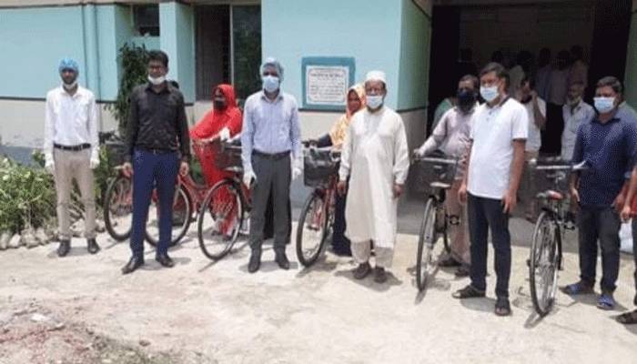 সালথায় এলএসপিদের মাঝে বাইসাইকেল বিতরণ
