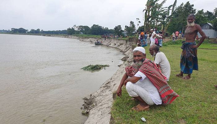 খোলা আকাশের নিচে বসবাস, ভিটে-মাটি নদীতে