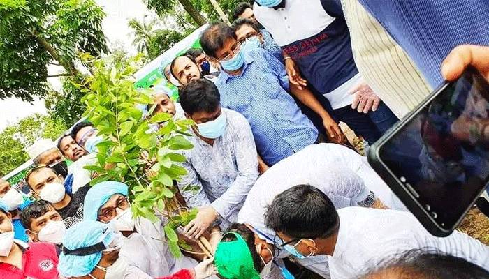 রমনা পার্কে ঢাকা মহানগর দক্ষিণ স্বেচ্ছাসেবক লীগের বৃক্ষরোপণ কর্মসূচি পালন
