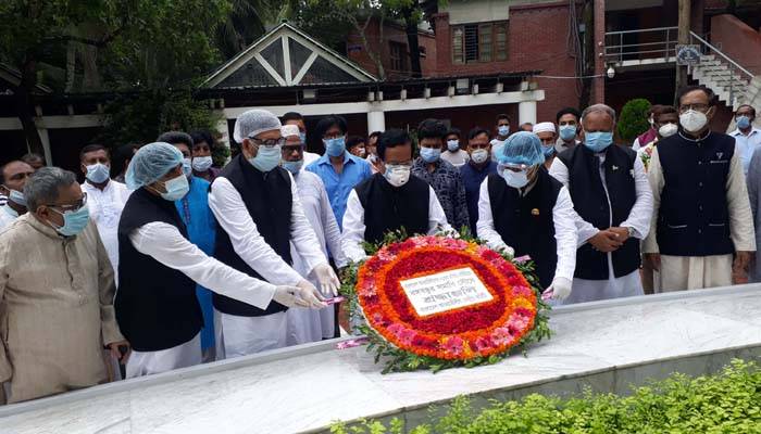 টুঙ্গিপাড়ায় বঙ্গবন্ধুর সমাধিতে কেন্দ্রীয় আওয়ামী লীগের শ্রদ্ধা