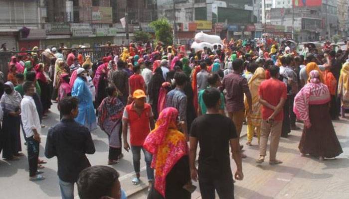 বকেয়া বেতনের দাবিতে বিমানবন্দর সড়কে পোশাক শ্রমিকদের বিক্ষোভ