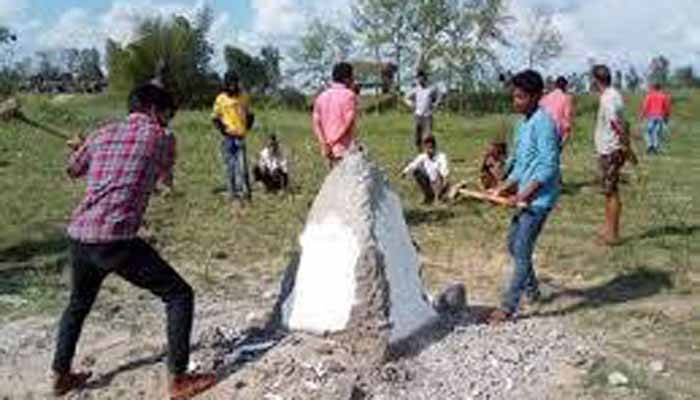 নেপালিরা এবার গুঁড়িয়ে দিল ভারতীয় সীমান্ত পিলার