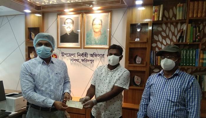 সালথায় ননএমপিও শিক্ষক-কর্মচারিদের মাঝে প্রধানমন্ত্রীর অনুদান বিতরণ